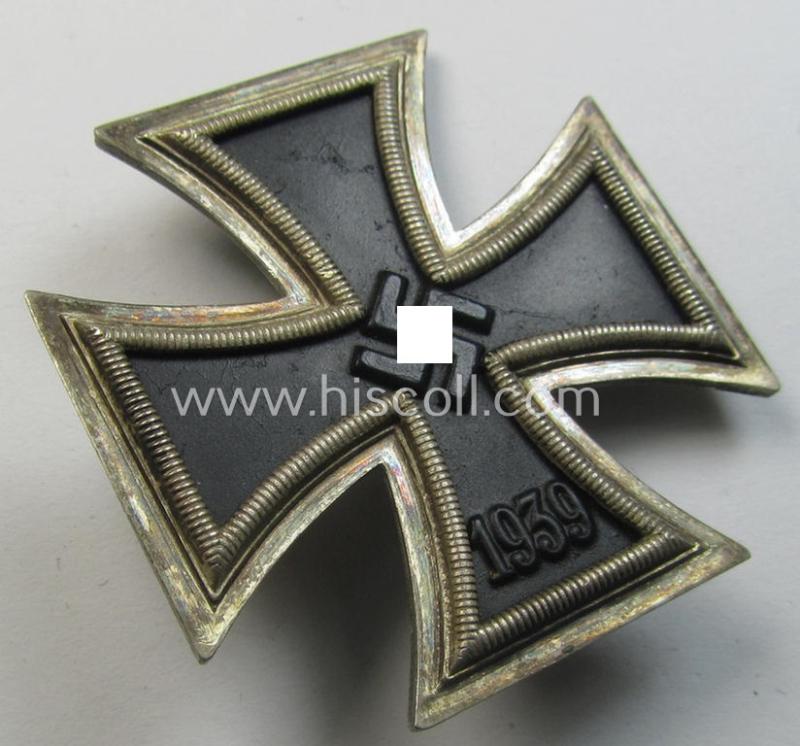 Superb - and just minimally used! - 'Eisernes Kreuz 1. Klasse' (or: Iron Cross 1st class) being a maker- (ie. 'L/59'-) marked example as was produced by the desirable 'Hersteller' named: 'A. Rettenmaier' and that comes as recently found