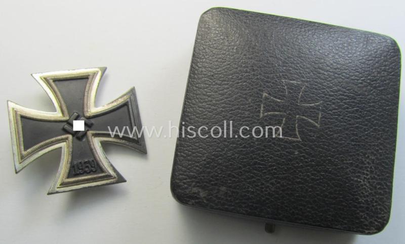 Attractive, 'Eisernes Kreuz 1. Kl.' (or: Iron Cross 1st class) being a (typical) maker- (ie. '100'-) marked example as was produced by the maker (ie. 'Hersteller'): 'R. Wächtler u. Lange' and that comes in its original etui as issued