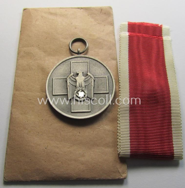 Complete medal-set: 'Medaille für Deutsche Volkspflege' being a non-maker-maker-marked specimen that comes still packed in its original pouch of issue by the 'Gebr. Godet'-company as issued and/or recently found