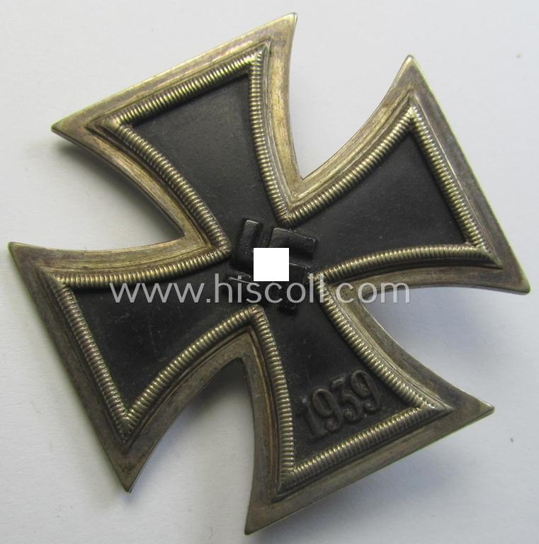 Attractive, 'Eisernes Kreuz 1. Kl.' (or: Iron Cross 1st class) being a (typical) maker- (ie. '100'-) marked example as was produced by the maker (ie. 'Hersteller'): 'R. Wächtler u. Lange' and that comes as issued and stored for decades