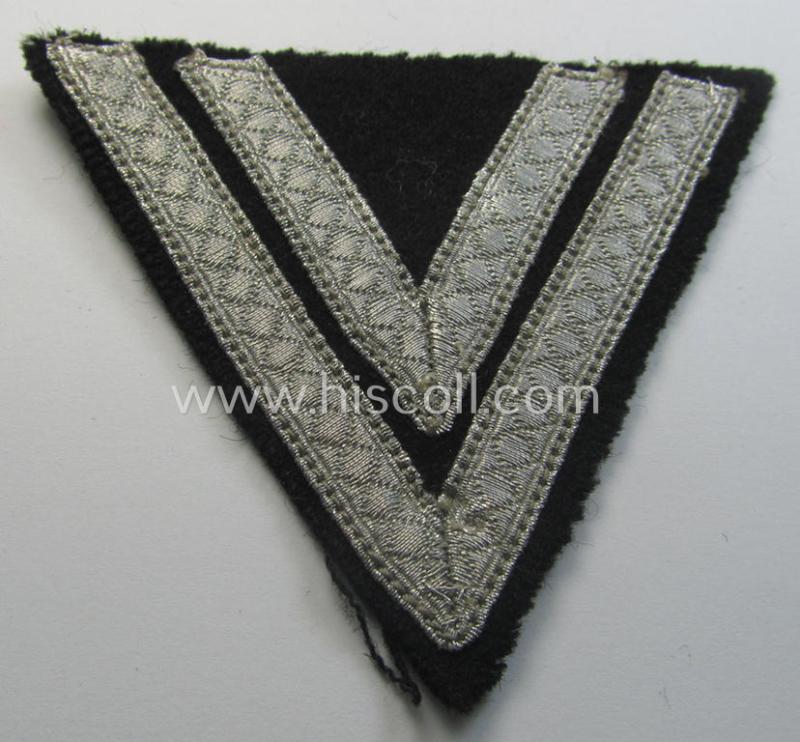 Moderately used, Waffen-SS- (ie. Heeres Panzer-) type 'Armwinkel' (or: rank-chevron) as executed on black-coloured wool as was intended for an: 'SS-Rottenführer' (ie. 'Obergefreiter')