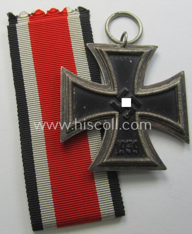 Attractive, 'Eisernes Kreuz II. Klasse' being a maker- (ie. '15'-) marked example that comes together with its original ribbon (ie. 'Bandabschnitt') as was produced by the Austrian-based maker (ie. 'Hersteller'): 'Friedrich Orth'