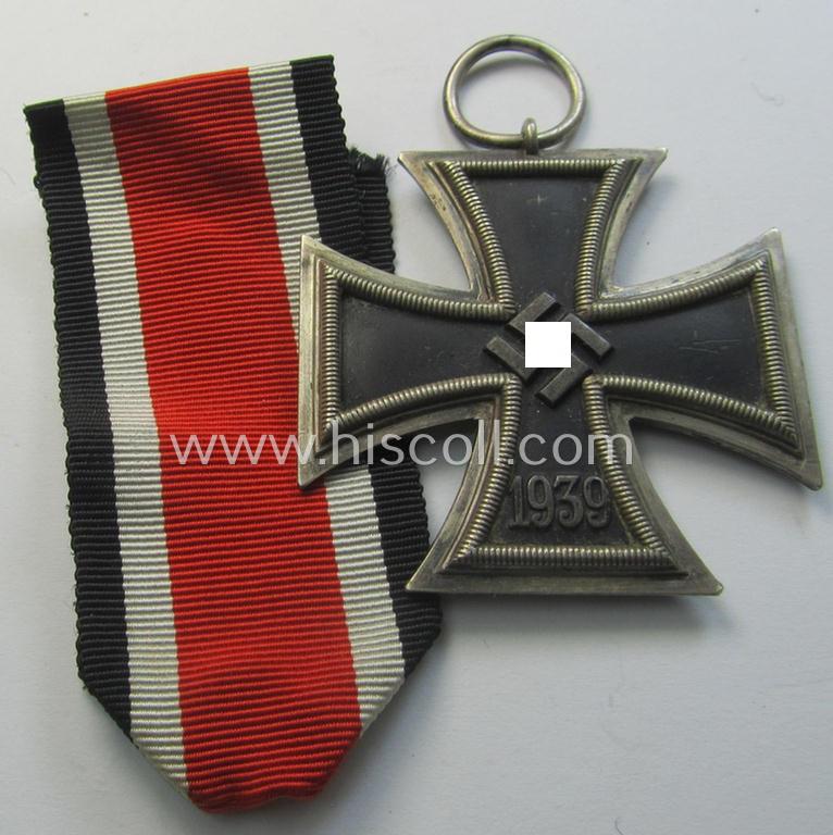 Moderately used, 'Eisernes Kreuz II. Klasse' being a non-maker-marked example that comes together with its original- and once-mounted ribbon (ie. 'Bandabschnitt') as was produced by a (by me) unidentified maker (ie. 'Hersteller')