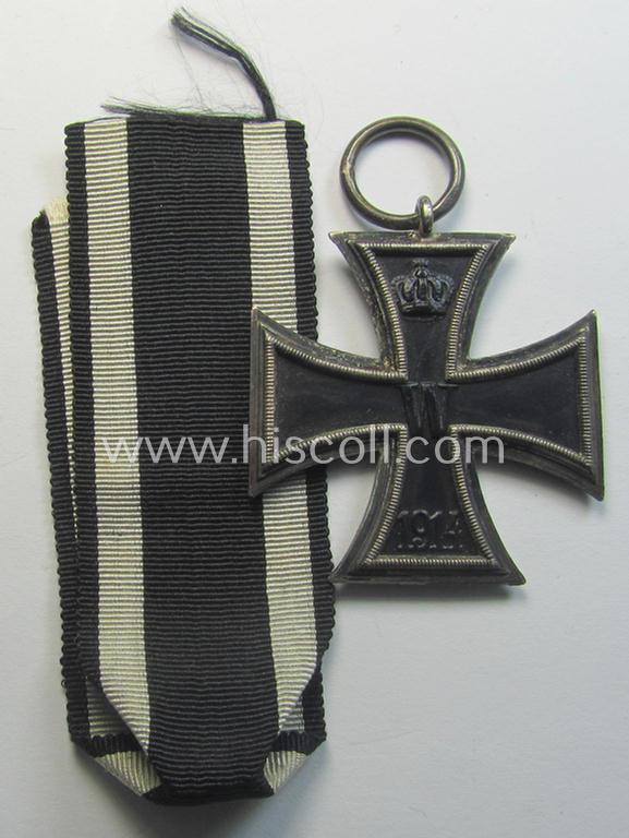 Attractive, WWI-period: 'Eisernes Kreuz II. Klasse' (or: iron cross second class) being a maker- (ie. 'CD'- and: '800') marked example that comes together with its (minimally) confectioned piece of ribbon (ie. 'Bandabschnitt')