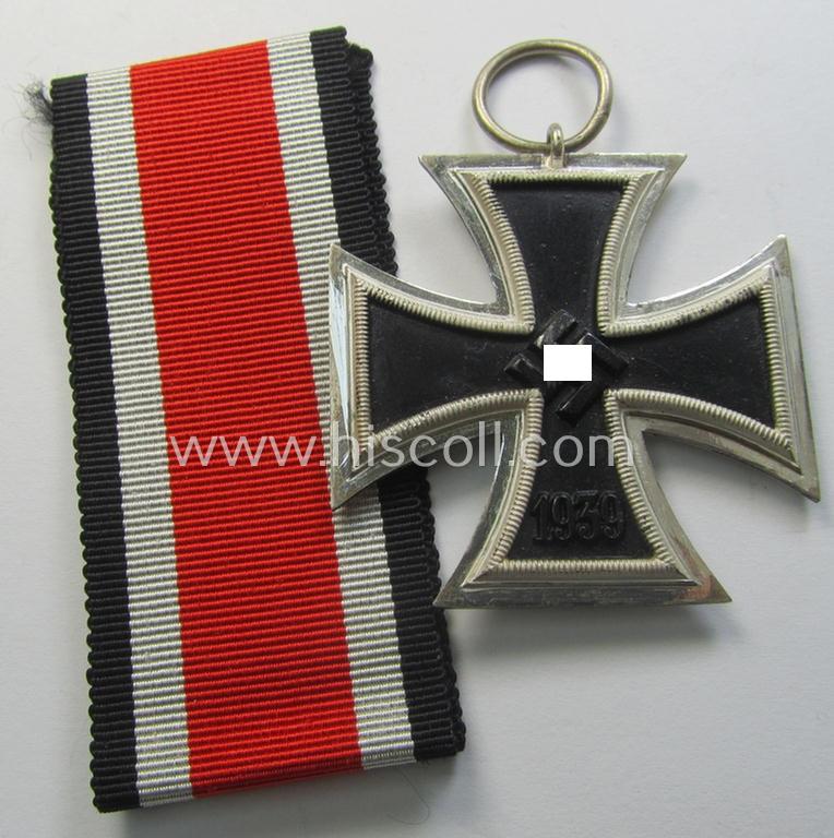 Attractive, 'Eisernes Kreuz II. Klasse' being a non-maker-marked example that comes together with its original- and once-mounted ribbon (ie. 'Bandabschnitt') as was produced by a (by me) unidentified maker (ie. 'Hersteller')