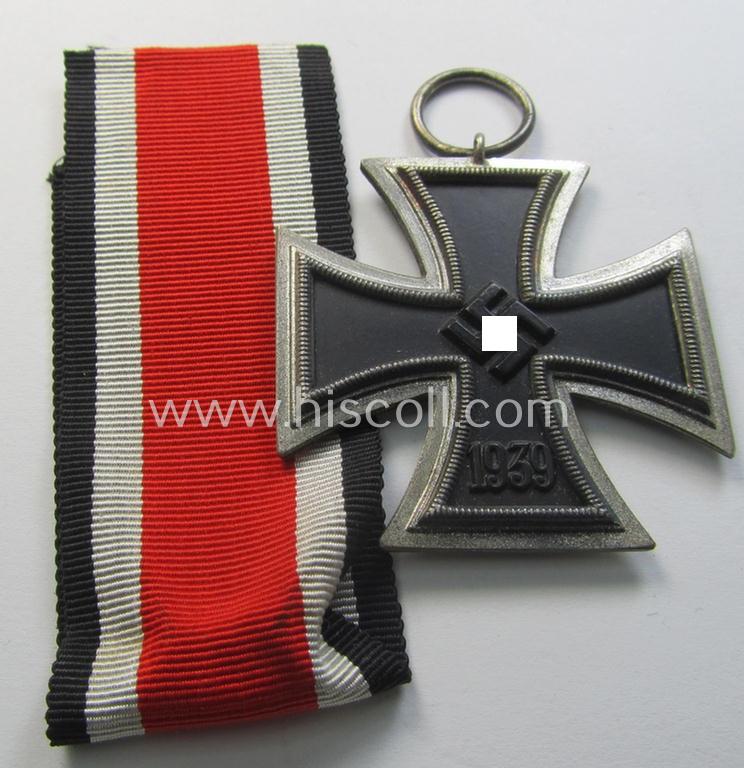 Attractive, 'Eisernes Kreuz II. Klasse' being a non-maker-marked example that comes together with its original- and once-mounted ribbon (ie. 'Bandabschnitt') as was produced by a (by me) unidentified maker (ie. 'Hersteller')