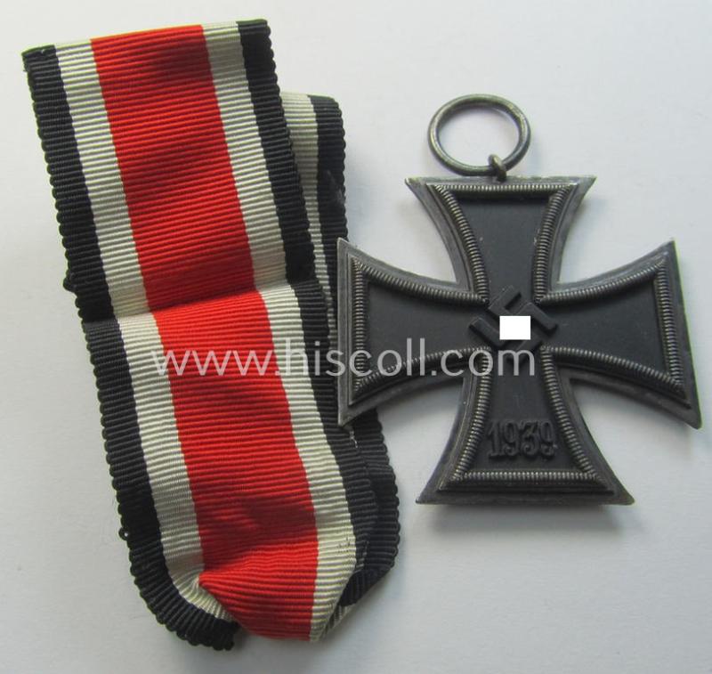 Attractive, 'Eisernes Kreuz II. Klasse' being a non-maker-marked example that comes together with its original- and once-mounted ribbon (ie. 'Bandabschnitt') as was produced by a (by me) unidentified maker (ie. 'Hersteller')