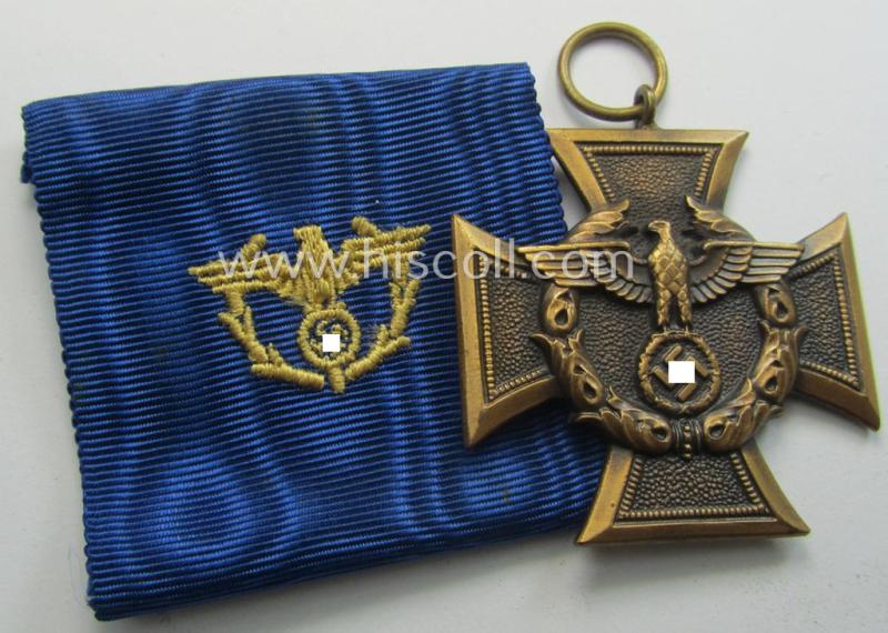 Stunning, so-called: 'Zollgrenzschütz-Ehrenzeichen' (or: customs loyal-service medal) that comes together with its full-length- (ie. broader-shaped, minimally confectioned- and actually scarcely found!) ribbon (ie. 'Bandabschnitt') as issued