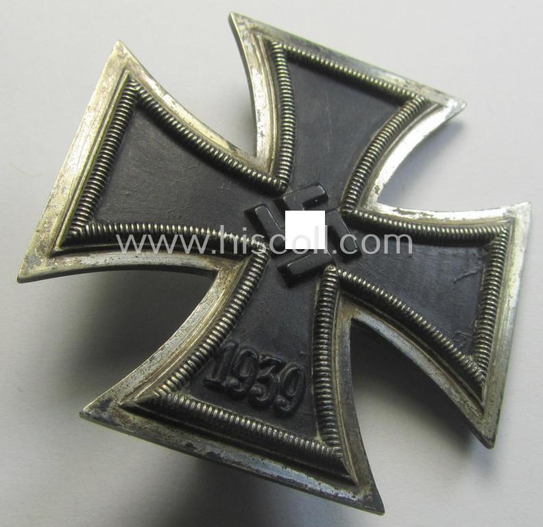 Attractive, 'Eisernes Kreuz 1. Kl.' (or: Iron Cross 1st class) being a (typical) maker- (ie. '4'-) marked example as was produced by the maker (ie. 'Hersteller'): 'Steinhauer & Lück' and that comes as issued and stored for decades