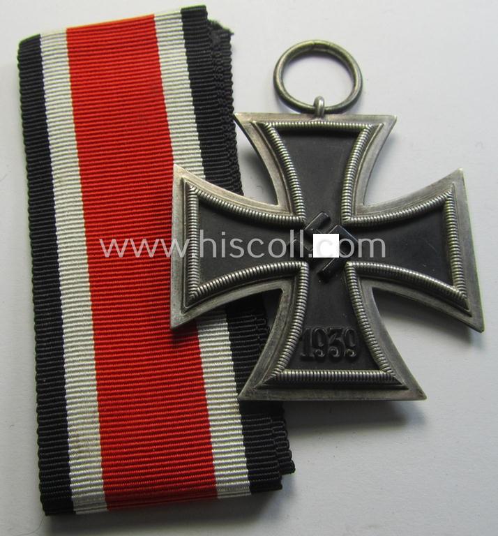 Attractive, 'Eisernes Kreuz II. Klasse' being a non-maker-marked example that comes together with its original- and once-mounted ribbon (ie. 'Bandabschnitt') as was produced by a (by me) unidentified maker (ie. 'Hersteller')