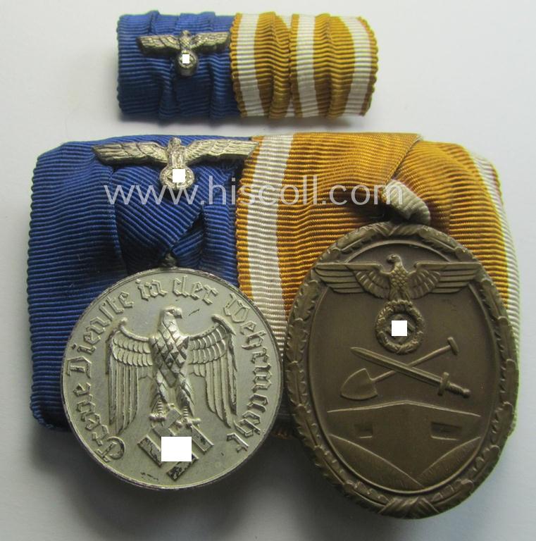 Attractive, 2-pieced WH (Heeres o. KM) medal-bar-set (ie. 'Orden- o. Doppelspange-Satz') showing resp. a: 'WH DA für 4 Jahre t.D.' and a: 'Deutsches Schutzwall Ehrenzeichen' (aka: 'Westwall'-medal)