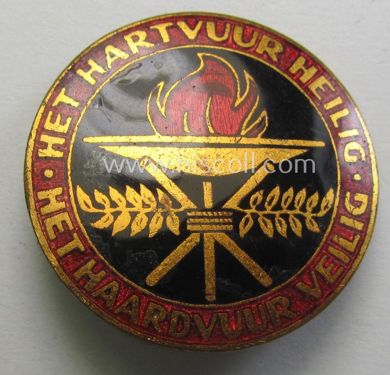 Neat, colourful- and Dutch- ie. N.S.B.- (ie. N.S.V.O.-) related membership-badge (or in Dutch: 'Draagteken') entitled: 'Het Hartvuur heilig - Het Haardvuur veilig' as was intended for female members within the: 'N.S.V.O.'