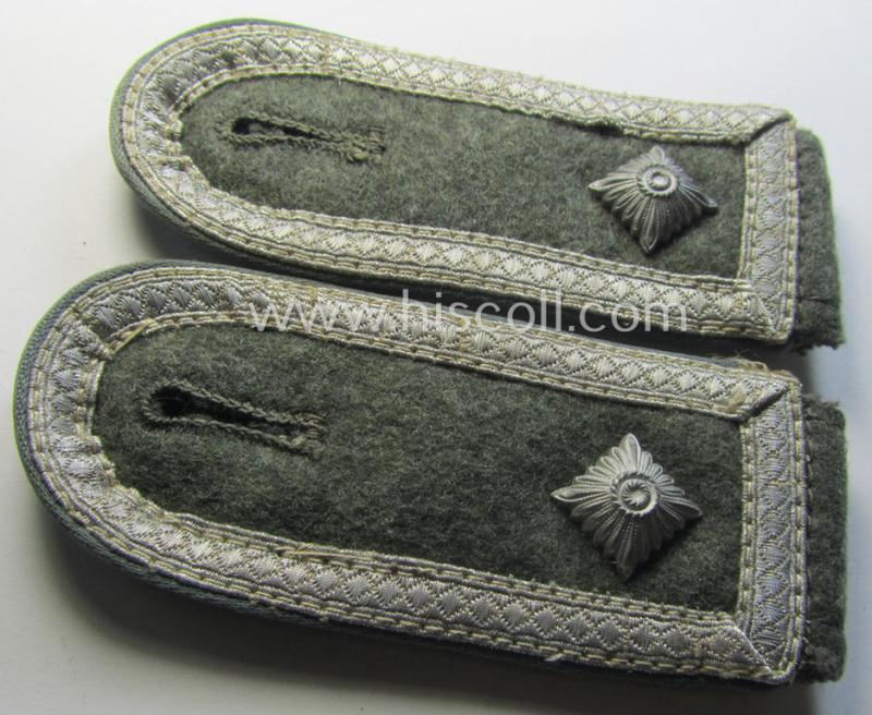 Superb - and fully matching! - WH (Heeres) so-called: 'M40 o. M43'-pattern, NCO-type shoulderstrap-pair as piped in the light-blue-coloured branchcolour as was intended for usage by a: 'Feldwebel der Nachschub-Truppen'