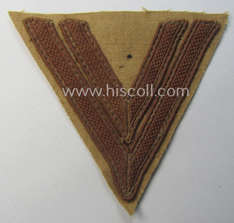 Attractive - and rarely seen! - WH (Luftwaffe) tropical-styled, 'Armwinkel' (or: arm-chevron) as executed on typical beige- ie. tan-coloured linnen as was specifically intended for usage by a soldier with the rank of an: 'Obergefreiter'