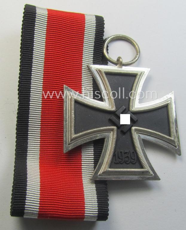 Superb, 'Eisernes Kreuz II. Klasse' being a (typical) non-maker-marked example that comes together with its original- and never-mounted ribbon (ie. 'Bandabschnitt') as was produced by a (by me) unidentified maker (ie. 'Hersteller')