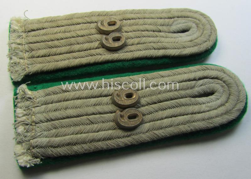 Attractive - and fully matching! - pair of WH (Heeres) neatly 'cyphered', officers'-type shoulderboards as piped in the darker-green-coloured branchcolour as was intended for usage by an: 'Leutnant des Gebirgsjäger Regiments 99'