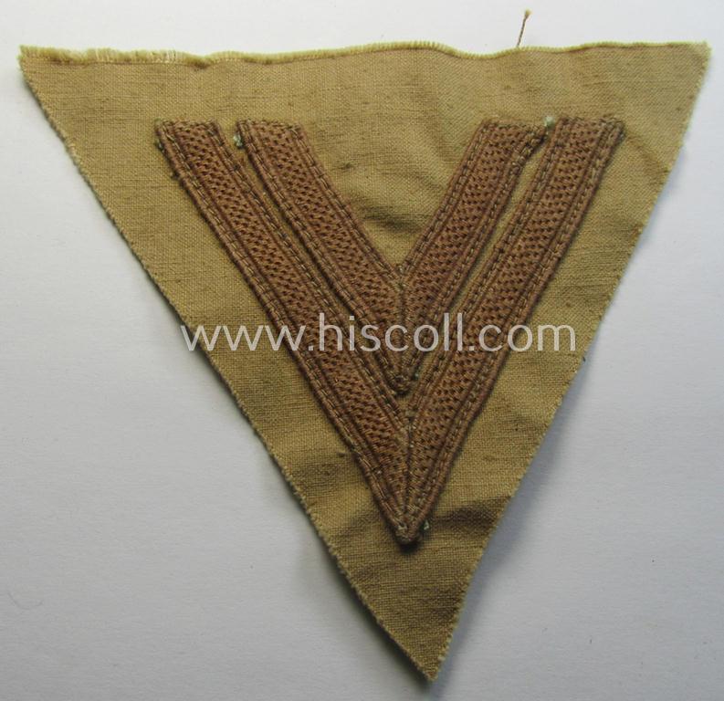 Attractive - and rarely seen! - WH (Luftwaffe) tropical-styled, 'Armwinkel' (or: arm-chevron) as executed on typical beige- ie. tan-coloured linnen as was specifically intended for usage by a soldier with the rank of an: 'Obergefreiter'