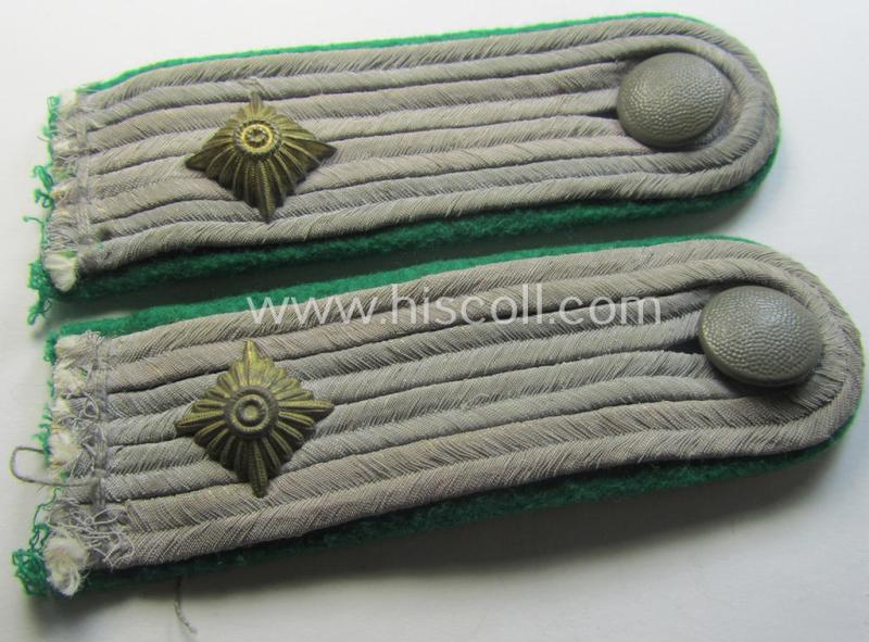 Attractive - and fully matching! - pair of WH (Heeres) officers'-type shoulderboards as piped in the desirable darker-green-coloured branchcolour as was intended for usage by an: 'Oberleutnant eines Jäger o. Gebirgsjäger Regiments'