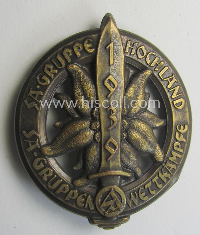 Commemorative, copper-toned- and zinc-based, SA-related 'tinnie', being a maker- (ie. 'Klotz u. Kienast'-) marked example depicting an 'Edelweiss'-flower, sword and SA-logo surrounded by the text: 'SA-Gruppe Hochland - SA-Gruppenwettkämpfe 1939'