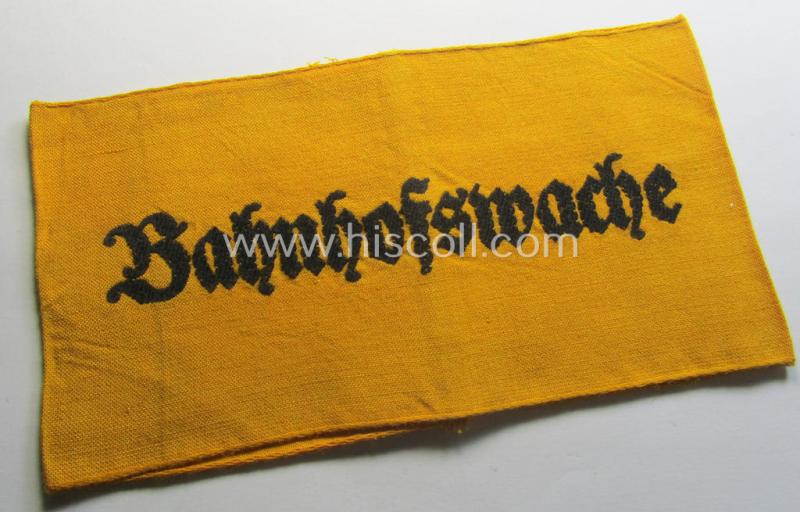 Very nice - and scarely encountered! - 'Deutsche Wehrmacht'-related, golden-yellow-coloured and/or typical linnen-based armband (ie. 'Armbinde') as executed in 'BeVo'-weave-pattern entitled: 'Bahnhofswache'