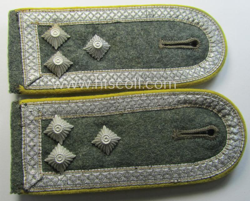 Superb - fully matching and truly unusually seen! - pair of early- (ie. mid-) war-period- (ie. 'M40 o. M43'-pattern) WH (Heeres) NCO-type shoulderstraps as was intended for usage by a: 'Stabsfeldwebel o. Spiess eines Nachrichten-Abteilungs'