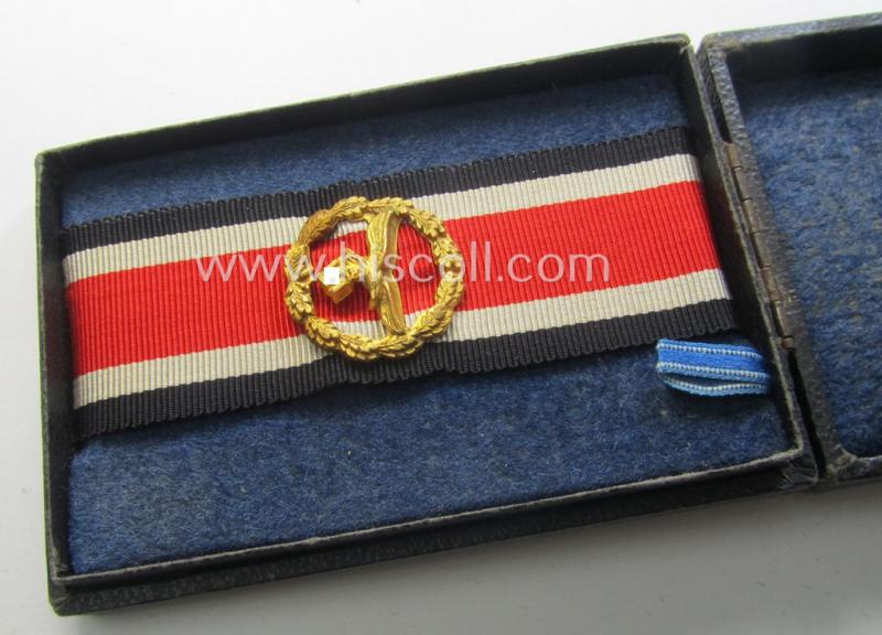 Stunning - and rarely encountered! - 'Ehrenblattspange der Luftwaffe' (or: airforce honour-roll clasp) being a 'Buntmetall'- (ie. 'Tombak'-) based example by the maker (ie. 'Hersteller') 'Otto Klein & Co.' that comes in its rarely seen etui