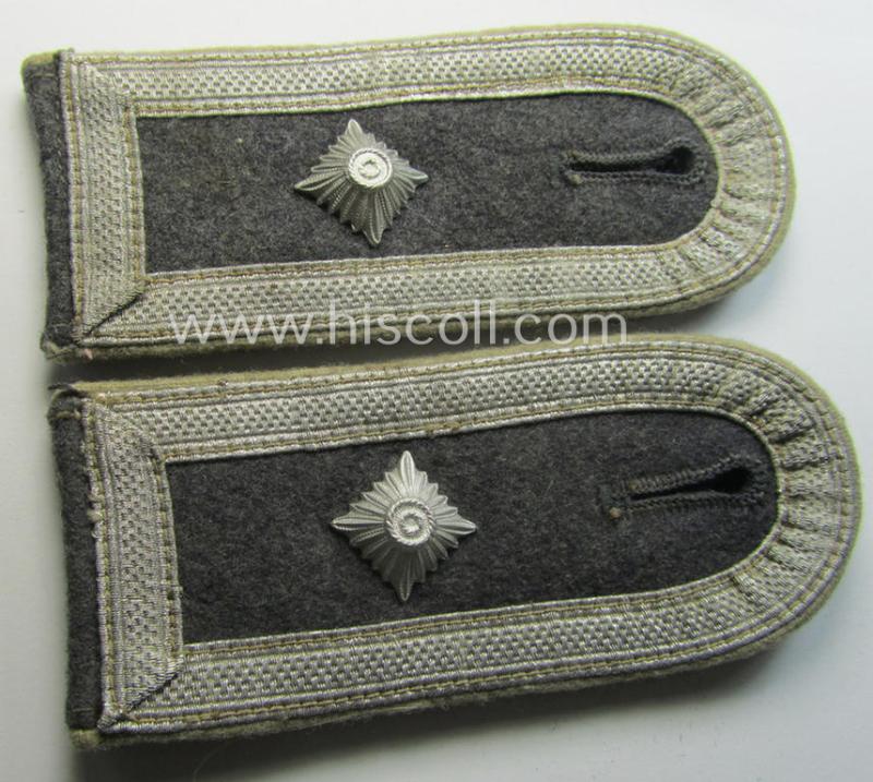 Superb - and fully matching! - pair of WH (Luftwaffe) white-piped-, so-called: 'Hermann Göring'-division, NCO-type shoulderstraps as was intended for usage by a: 'Feldwebel u. Mitglied der 'Hermann Göring Division'