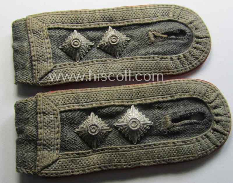 Superb - matching and rarely found! - pair of WH (Luftwaffe) NCO-type shoulderstraps as was executed in typical 'HBT'-type cloth and piped in the bright-red-coloured branchcolour as intended for usage by an: 'Oberwachtmeister der Flak-Artillerie'