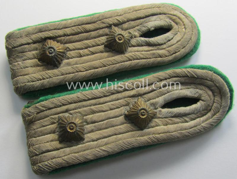 Attractive - and fully matching! - pair of WH (Heeres) officers'-type shoulderboards as piped in the desirable darker-green-coloured branchcolour as was intended for usage by a: 'Hauptmann eines Jäger o. Gebirgsjäger Regiments'