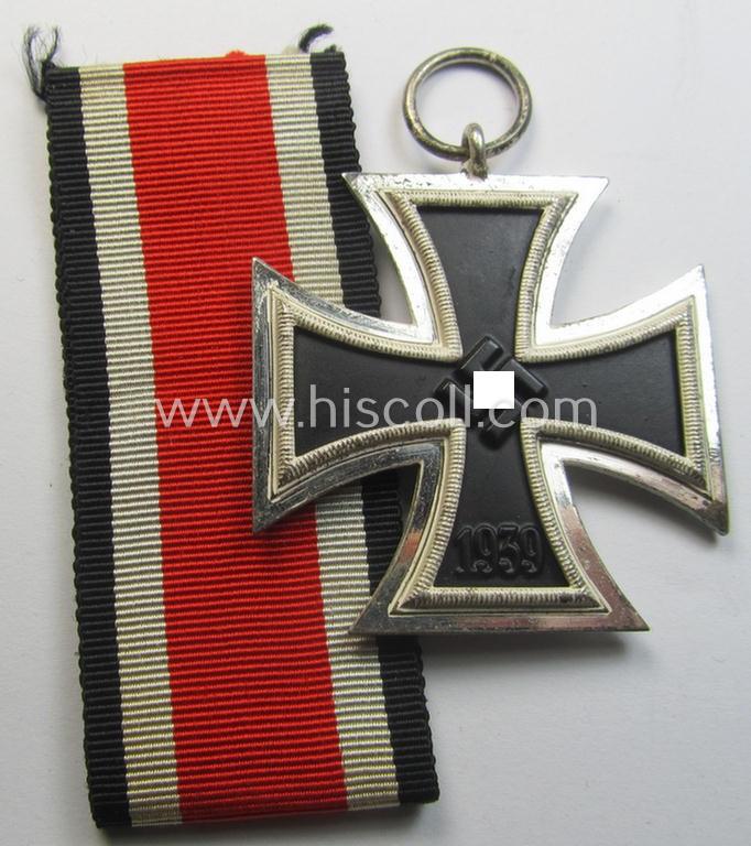 Superb, 'Eisernes Kreuz II. Klasse' being a (typical) non-maker-marked example that comes together with its original- and never-mounted ribbon (ie. 'Bandabschnitt') as was produced by a (by me) unidentified maker (ie. 'Hersteller')