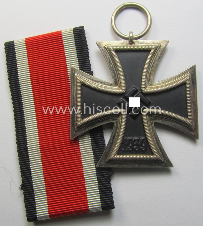 Attractive, 'Eisernes Kreuz II. Klasse' being a (typical) non-maker-marked example that comes together with its original- and never-mounted ribbon (ie. 'Bandabschnitt') as was produced by a (by me) unidentified maker (ie. 'Hersteller')