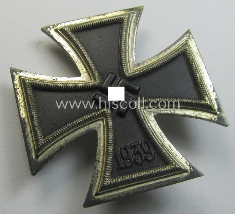 Superb - fully untouched and hardly used nor worn! - 'Eisernes Kreuz 1. Kl.' (or: Iron Cross 1st class) being a maker- (ie. 'L/11'-) marked example as was produced by the maker (ie. 'Hersteller'): 'Wilhelm Deumer'