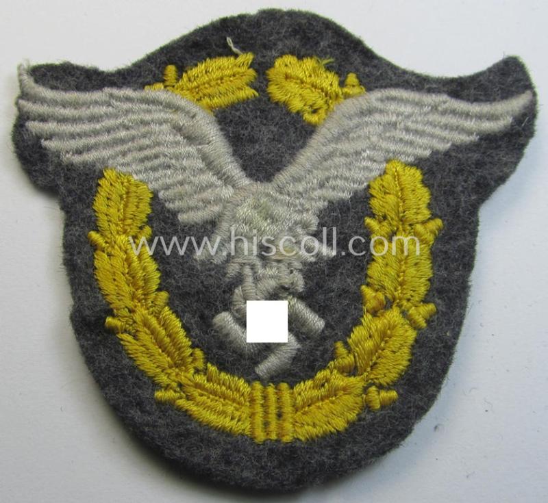 Attractive - and truly used! - detailed and neatly machine-embroidered example of a WH (Luftwaffe) so-called: 'Gemeinsames Flugzeugführer- u. Beobachterabzeichen' (aka: 'Doppelabzeichen' or combined pilots- ie. observers-badge)