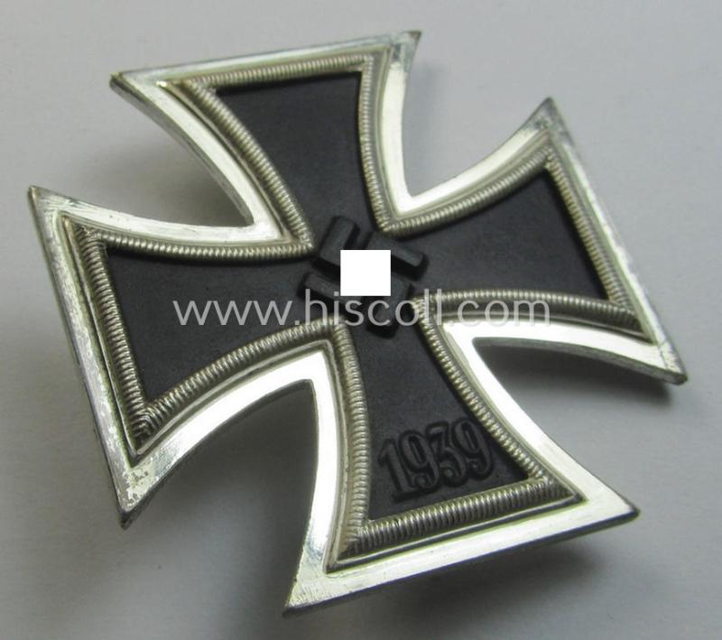 Superb - fully untouched and hardly ie. never used nor worn! - 'Eisernes Kreuz 1. Kl.' (or: Iron Cross 1st class) being a maker- (ie. '100'-) marked example as was produced by the maker (ie. 'Hersteller'): 'Rudolf Wächtler & Lange'