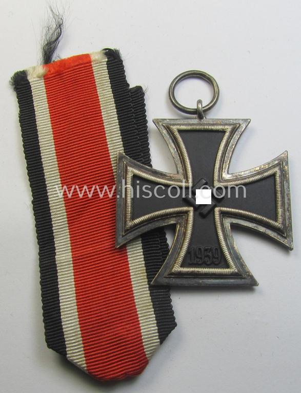 Superb, Iron Cross 2nd class (or: 'EK II. Klasse') being a (typical) non-maker-marked example that comes together with its original (and once mounted) ribbon (ie. 'Bandabschnitt') as was produced by the desirable 'C.E. Juncker'-company