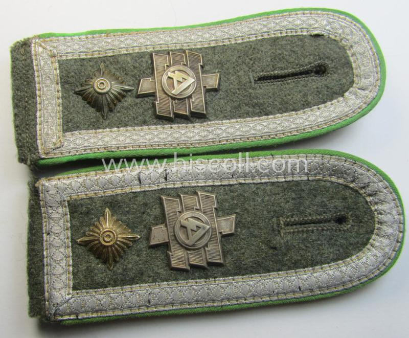 Superb - fully matching and extremely rarely seen! - pair of mid- (ie. later-) war-period, WH (Heeres), 'M43'-pattern cyphered', NCO-type shoulderstraps as was specificaly intended for a: 'Feldwebel u. Mitglied des Grenadier-Regiments “Feldherrnhalle”