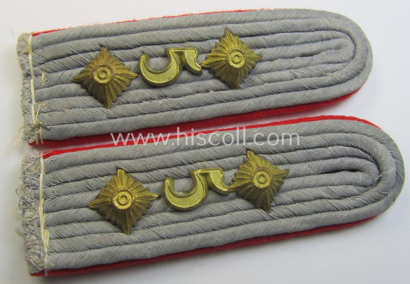 Attractive - and fully matching! - pair of 'cyphered' WH (Heeres) officers'-type shoulderboards as piped in the bright-red- (ie. 'hochroter'-) coloured branchcolour as was intended for usage by a: 'Hauptmann des Artillerie-Regiments 5'