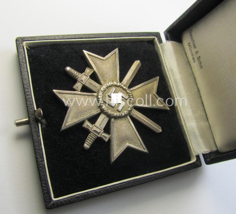 Attractive medal-set: 'Kriegsverdienstkreuz 1. Klasse mit Schwertern', being a maker- (ie. '1'-) marked specimen that comes stored in its original, simplified etui by the: 'Deschler u. Sohn'-company