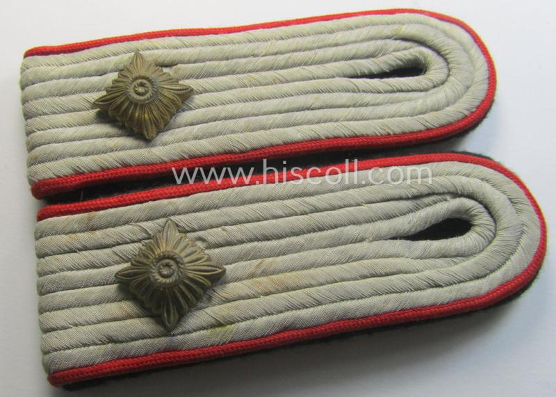 Attractive - and fully matching! - pair of Waffen-SS officers'-pattern shoulderboards as piped in the bright-red-coloured branchcolour as was intended for usage by an: 'SS-Obersturmführer' who served with the 'SS-(Sturm)Artillerie-Truppen'