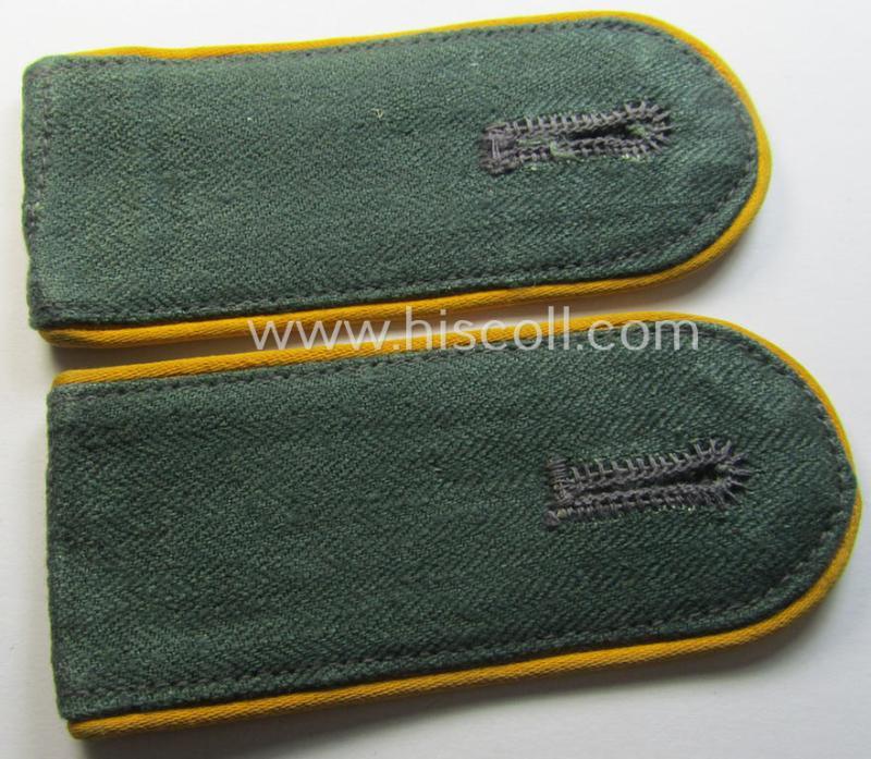 Superb - and fully matching! - pair of WH (Luftwaffe) shoulderstraps as was executed in typical 'HBT'-type cloth and piped in the bright-yellow-coloured branchcolour as was intended for a: 'Soldat der Flieger- o. Fallschirmjäger-Truppen'