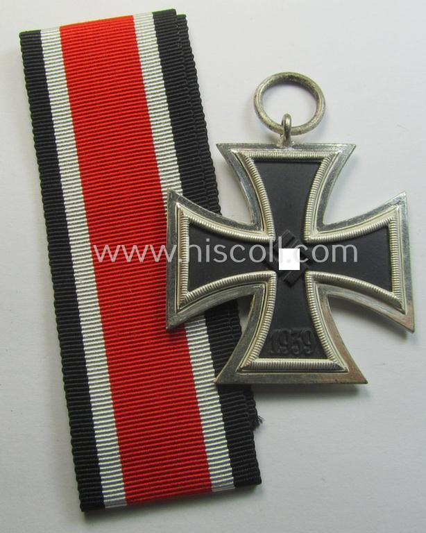 Stunning, 'Eisernes Kreuz II. Klasse' being a maker- (ie. '100'-) marked example that comes together with its original- (and never-mounted) ribbon (ie. 'Bandabschnitt') as was produced by the maker (ie. 'Hersteller'): 'Wächtler & Lange'