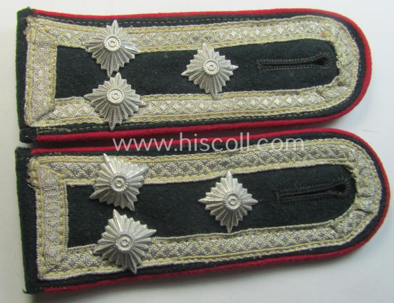 Superb - and fully matching! - pair of WH (Heeres) pre- (early-) war-period (ie. 'M36- o. M40'-pattern) NCO-type shoulderstraps as piped in the 'karmesin'-red-coloured branchcolour for a: 'Stabsfwbl. o. Spiess der Veterinär-Trpn. o. Generalsstabes'