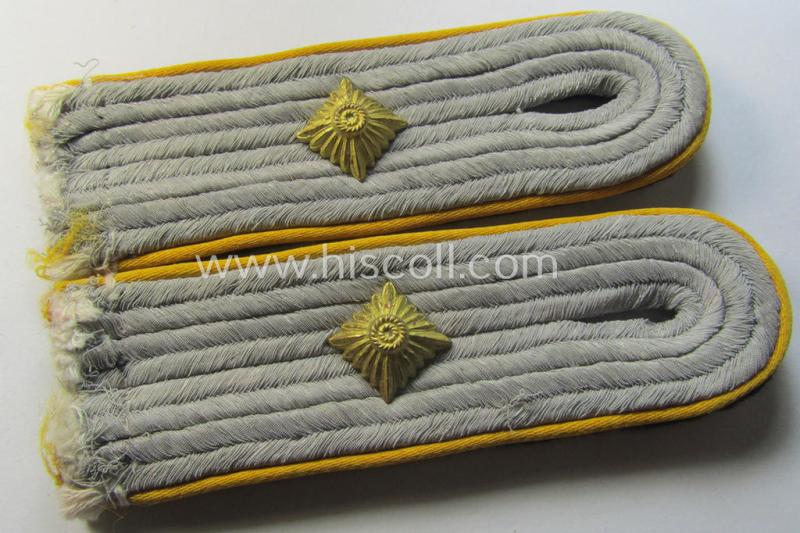 Attractive - and fully matching! - pair of Waffen-SS officers'-pattern shoulderboards as piped in the golden-yellow-coloured branchcolour as intended for usage by an: 'SS-Obersturmführer' who served with the 'SS-Kavallerie- o. Aufklärungs-Truppen'