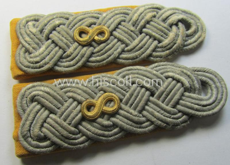 Attractive - and fully matching! - pair of WH (Heeres) 'cyphered', higher-ranked officers'-type shoulderboards as was intended for - and clearly used by! - a: 'Major des Kavallerie o. Aufklärungs-Regiments 8'