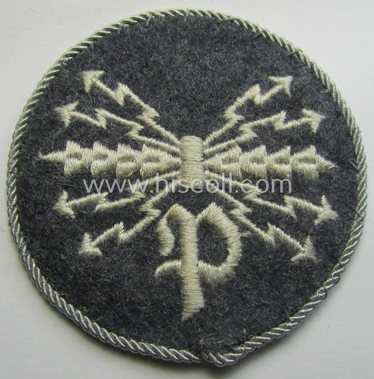 WH (Luftwaffe) trade- ie. special-career-patch (ie. 'Tätigkeitsabzeichen') having a silverish-grey-toned 'Kordel' attached: 'LW-Peilfunk-Unteroffiziere'