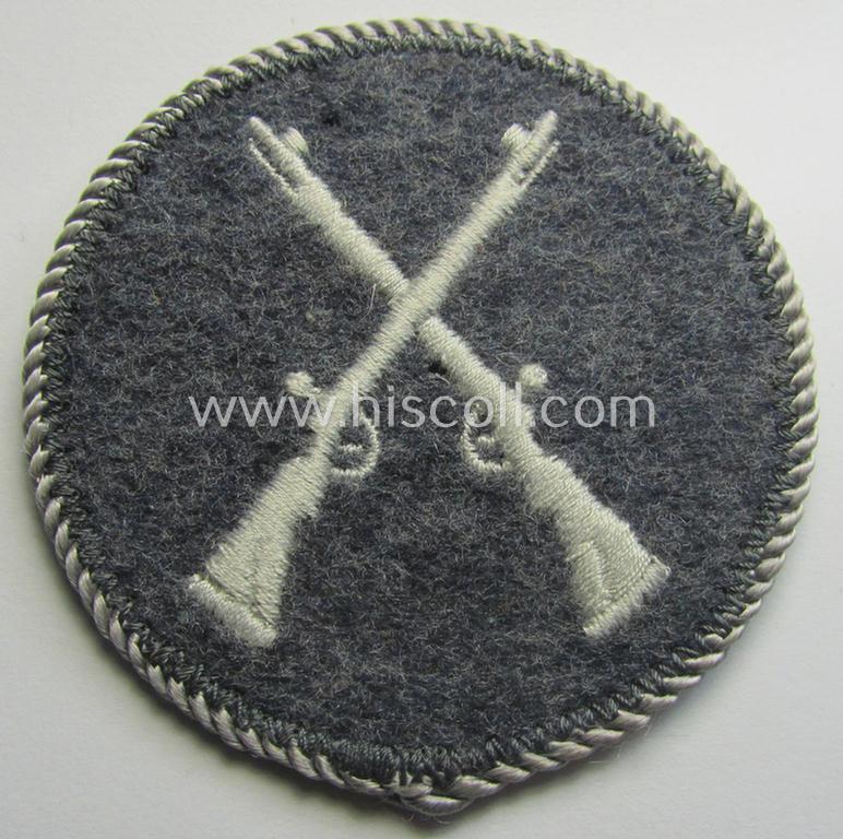 WH (Luftwaffe) trade- ie. special-career-patch (ie. 'Tätigkeitsabzeichen') having a silverish-grey-toned 'Kordel' attached: 'LW-Waffenpersonal-Unteroffiziere'