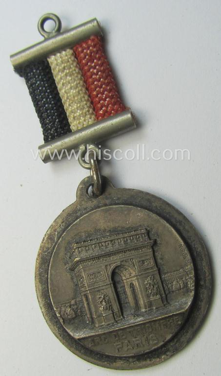 Commemorative,  French-produced(!), silver-toned 'souvenir-plaque' ie. key-holder (ie. 'Erinnerungs- o. Auszeichnungsplakette') showing an illustration of the 'Arc de Triomph' in Paris and text: 'Besetzung von Paris - 14 Juni 1940'