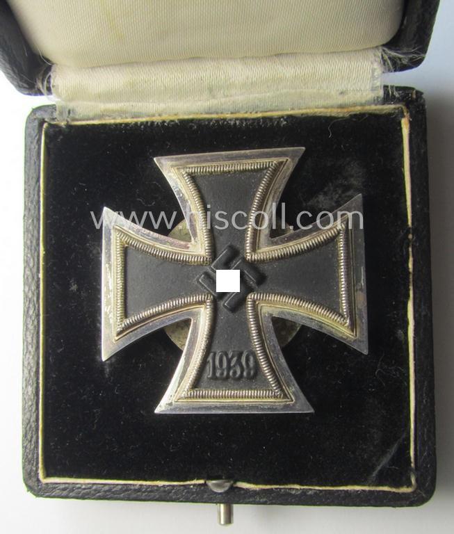 'EK 1. Klasse' (or: Iron Cross 1st class) as executed in the scarcely seen so-called: 'screw-back'-pattern being a non-marked example that comes stored in its accompanying etui