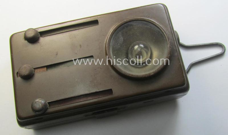 'Standard-issue'-pattern, WH flashlight (ie. 'Taschenlampe') as executed in tan (ie. light-brown-) coloured metal and that comes in a fully functional (and I deem hardly- ie. never worn- nor used-) condition