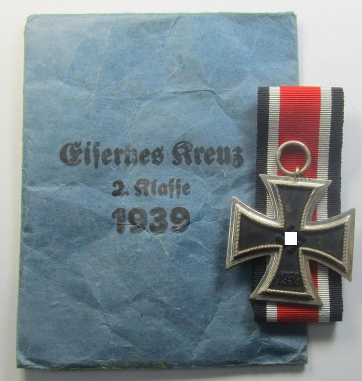'Eisernes Kreuz 2. Kl.' being a non-maker-marked example that comes stored in its period 'Zellstoff'-based pouch by the: 'L.Chr. Lauer'-company as was based in the towns of Nürnberg/Berlin